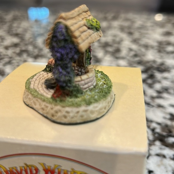 David Winter Cottage Cameos Penny Wishing Well - Picture 3 of 6